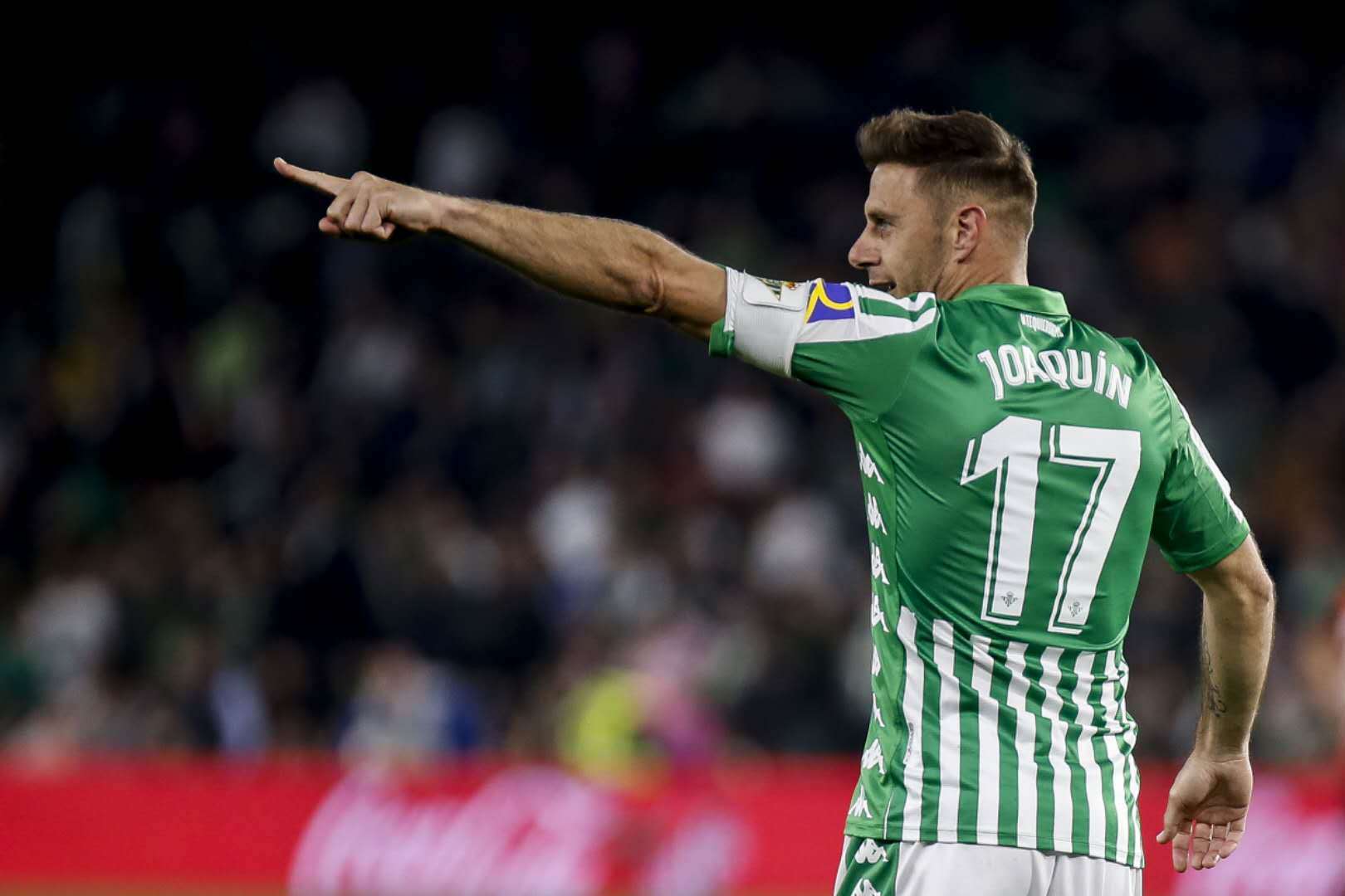 拜仁慕尼黑训练开放日；关键时刻队长鼓劲引欢呼；国王杯在即；心理建设被强调的简单介绍